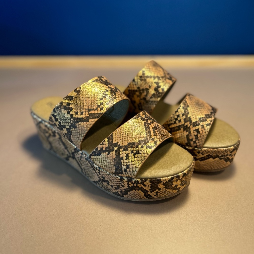 Boutique by Corkys Brown And Gold Snake Pattern Shamrock Platform Sandals SZ 7